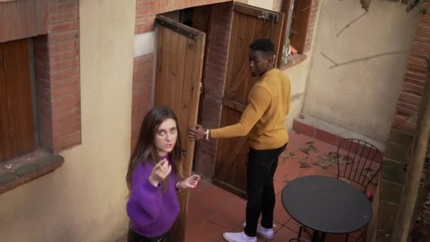 Joven Pareja Interracial Entrando Casa Juntos Abriendo Puerta Principal — Vídeos de Stock