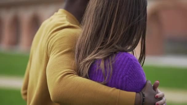 Giovane Coppia Interrazziale Insieme Nero Uomo Abbracciare Fidanzate Fuori Braccia — Video Stock