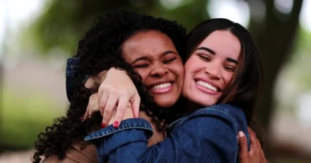 Dos Mujeres Diversas Abrazan Abrazan Amigos Abrazándose Afuera Parque — Vídeos de Stock