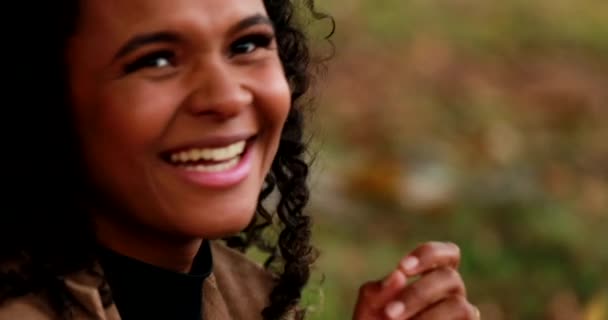 Молодая Черная Девушка Смеется Счастливый Человек Смеется Улыбается — стоковое видео