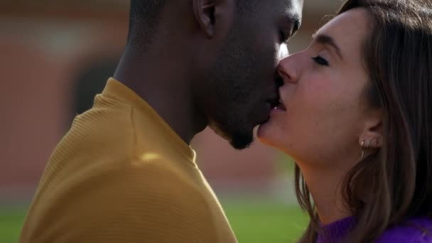 Νεαροί Διαφυλετικοί Εραστές Φιλιούνται Μαύρος Φιλάει Λευκή Φιλενάδα — Αρχείο Βίντεο