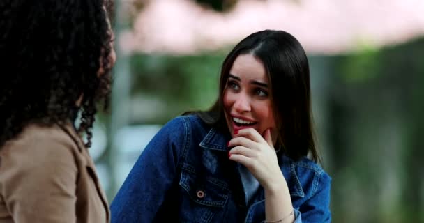两个不同的女孩一起在外面说话 真实的生活在笑 女性朋友在一起聊天 — 图库视频影像