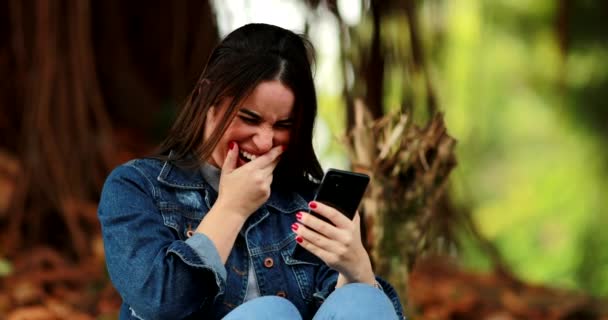 Bonne Femme Recevant Bonnes Nouvelles Message Sur Smartphone Plein Air — Video