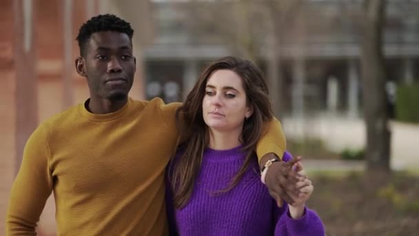 Fiatal Fajok Közötti Házaspár Együtt Sétálnak Fogják Egymás Kezét Csókolóznak — Stock videók