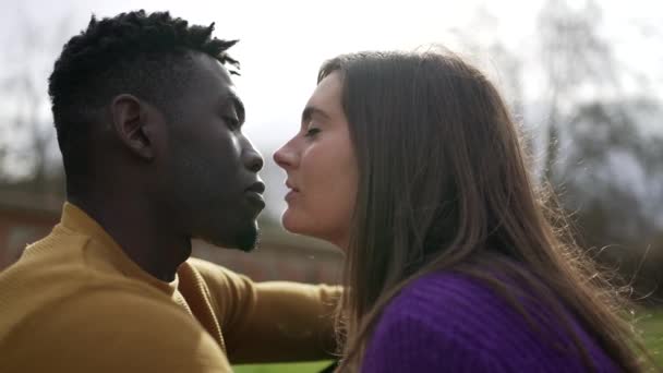 異人種間のカップルのキス 何百万人もの恋人アフリカ人と白人のカップル — ストック動画