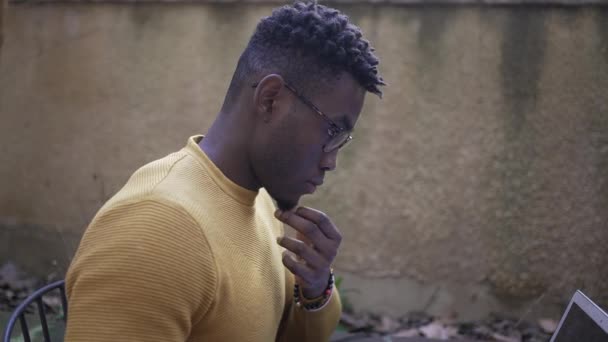 Joven Hombre Negro Que Trabaja Delante Computadora Portátil — Vídeos de Stock