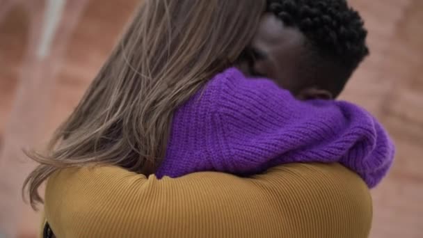 若い異人種間のカップルが一緒に抱擁 千年に一度の — ストック動画