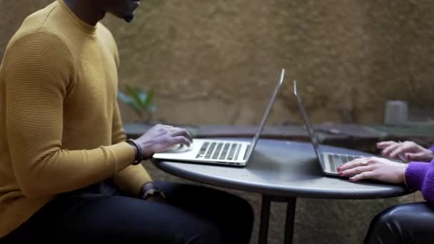 Fiatal Fekete Fehér Változatos Pár Dolgozik Otthonról Laptop — Stock videók