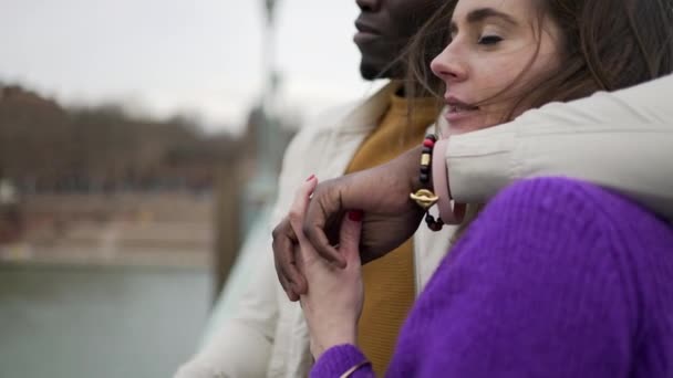 Jovens Casais Inter Raciais Abraçam Juntos Namorado Com Braços Torno — Vídeo de Stock