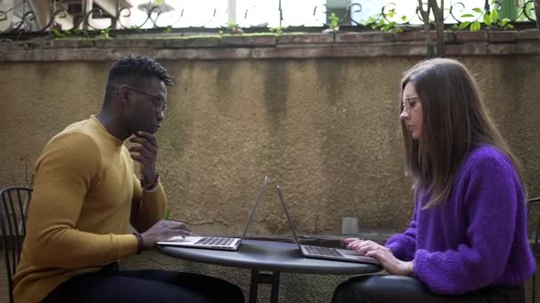 Joven Pareja Diversa Que Trabaja Desde Casa Usando Ordenador Portátil — Vídeos de Stock