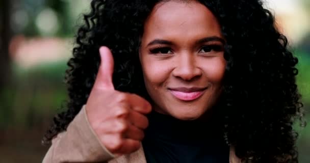 Позитивная Черная Женщина Одобряющая Большим Пальцем Вверх — стоковое видео