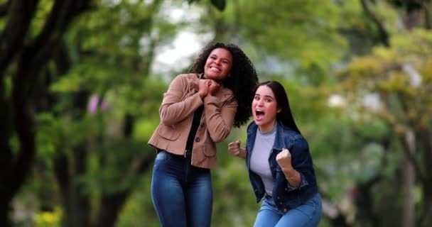 两个不同的女朋友高兴地跳着舞 人们在庆祝这个好消息 — 图库视频影像