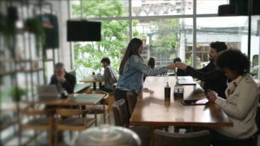 Kahve dükkanındaki müşteriler. Kafe restoranındaki erkek arkadaşına espresso getiren bir bayan arkadaş.