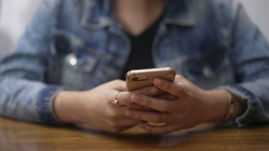 Kadın eli cep telefonu tutuyormuş. Akıllı telefondan mesaj atan kız. Telefon kullanan kişi.
