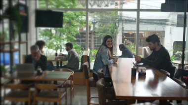 Kafenin içinde insanlarla birlikte. Kafe lokantasında erkek ve kadınlar var.