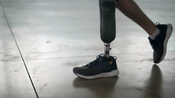 Pessoa Com Deficiência Andar Com Perna Protética Dentro Casa Homem — Fotografia de Stock