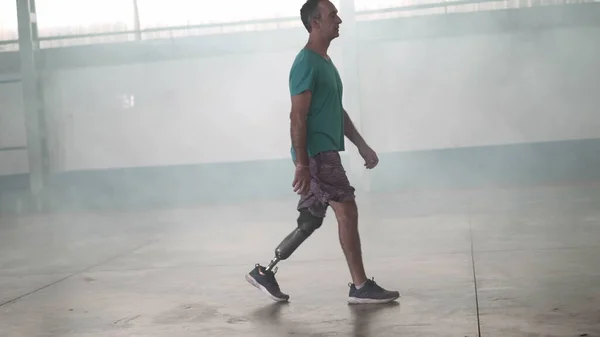 Homem Meia Idade Deficiente Andando Com Sua Perna Protética Dentro — Fotografia de Stock