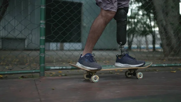 Pessoa Com Deficiência Montando Skate Com Perna Protética Atlético Skatista — Fotografia de Stock
