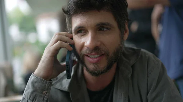 남자가 휴대폰을 말하고 스마트폰을 미소짓는 의사소통을 현대의 — 스톡 사진