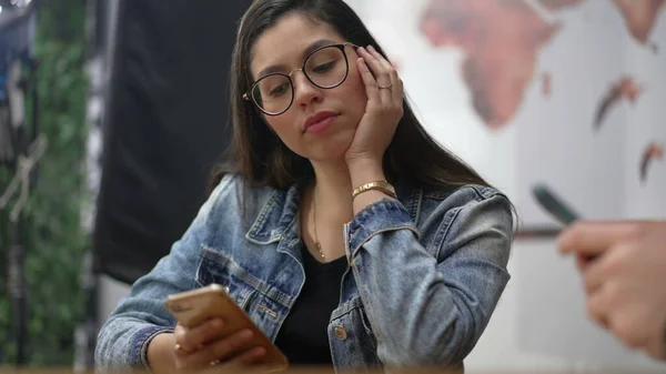 Μια Ειλικρινής Νεαρή Γυναίκα Χρησιμοποιεί Τηλέφωνο Που Κάθεται Στην Καφετέρια — Φωτογραφία Αρχείου