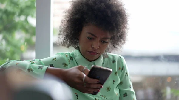 Een Afro Amerikaanse Vrouw Die Telefoneert Coffeeshop Een Openhartige Zwarte — Stockfoto