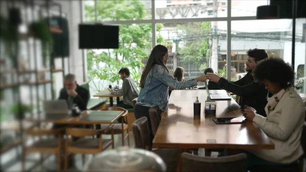 Clientes Dentro Cafetería Mujer Amiga Trayendo Espresso Amigo Varón Cafetería — Foto de Stock