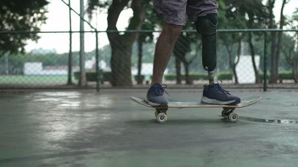 Pessoa Com Deficiência Montando Skate Com Perna Protética Atlético Skatista — Fotografia de Stock