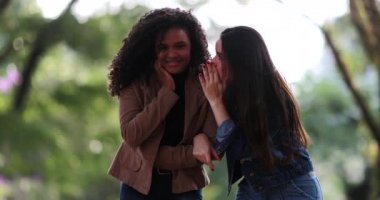 Bir arkadaş dedikodu sırrını paylaşıyor kadınların kulağına fısıldıyor