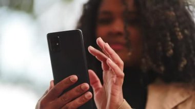 Brezilyalı kadın cep telefonu kullanıyor. Yakın plan cep telefonu kullanıyor.