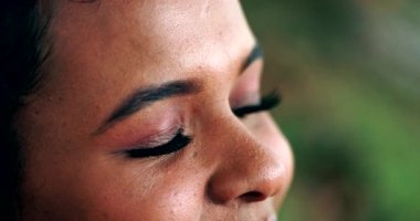 Afrikalı kız meditasyonda gözlerini kapatıp açıyor