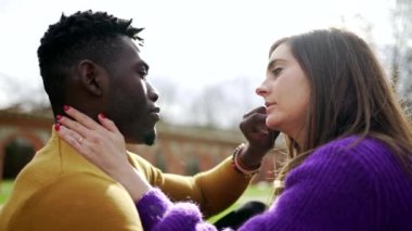 Irklar arası genç çift öpücüğü. Milenyum aşıkları, Afrikalı ve beyaz çift