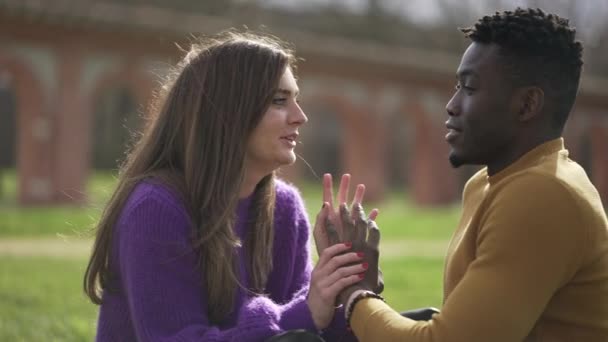 Jovem Casal Interracial Namoro Parque Etnicamente Diversificada Relação — Vídeo de Stock