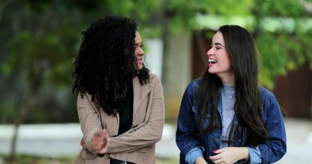 Dos Mujeres Divertidas Riendo Juntas Chica Espontánea Riendo — Vídeos de Stock