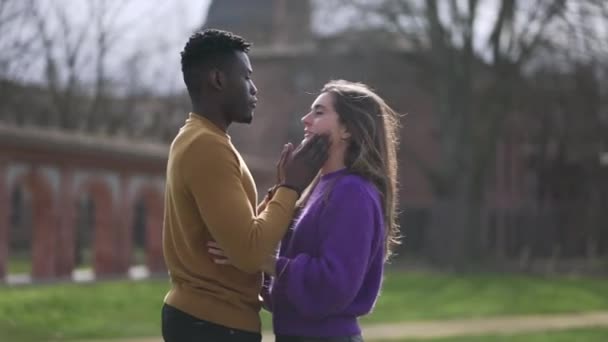 Joven Pareja Interracial Abrazándose Afuera Abrazo Empático Pie Afuera Parque — Vídeo de stock