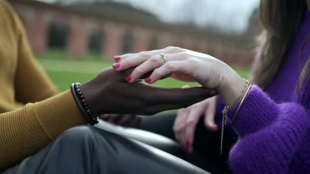 若い異人種間のカップルの手と腕の愛撫と愛情を一緒に — ストック動画