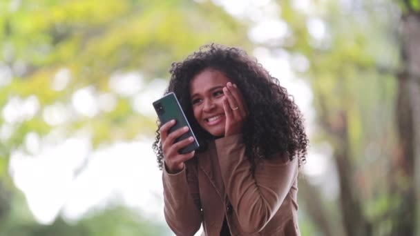 Chica Negra Recibiendo Buenas Noticias Teléfono Celular Celebrando Con Alegría — Vídeo de stock