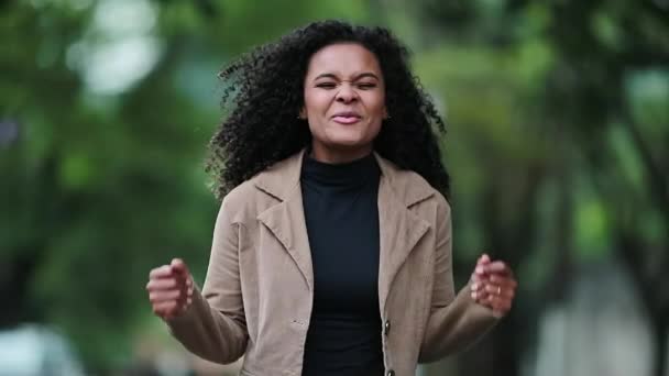 Mujer Negra Sorprendida Con Sensación Noticia Alegría Deleite — Vídeo de stock