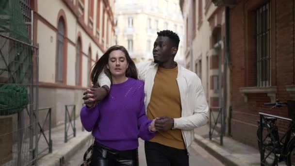 Jóvenes Interracial Pareja Caminando Juntos Moderno Millennial Novio Novia Calle — Vídeos de Stock