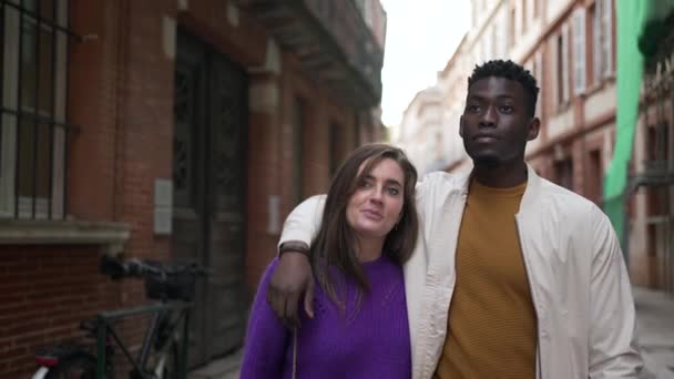 Jong Interraciaal Stel Dat Samen Straat Loopt Afrikaanse Vriend Arm — Stockvideo