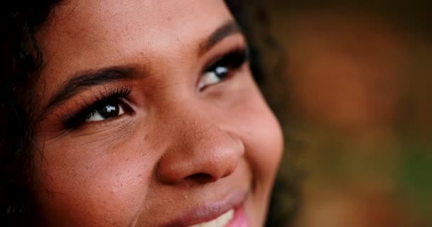 Красивая Бразильская Латиноамериканка Закрывает Открывает Глаза Созерцании — стоковое видео
