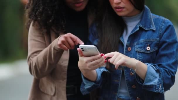 Gros Plan Filles Tenant Écran Smartphone Pointant Vers Écran Réaction — Video