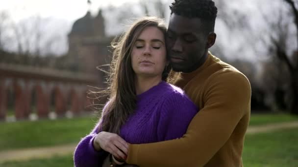 Junge Gemischtrassige Paar Liebe Und Zuneigung Stehen Draußen Park — Stockvideo