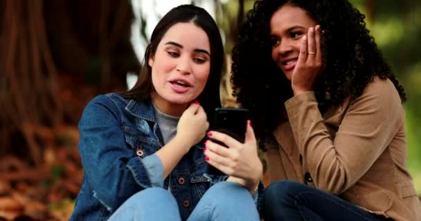 Zwei Mädchen Feiern Erfolg Während Sie Draußen Auf Den Handybildschirm — Stockvideo