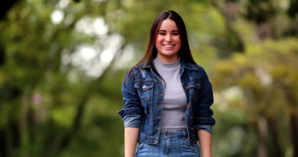 Mooi Millennial Meisje Staan Buiten Glimlachend Dragen Jeans Jas — Stockvideo