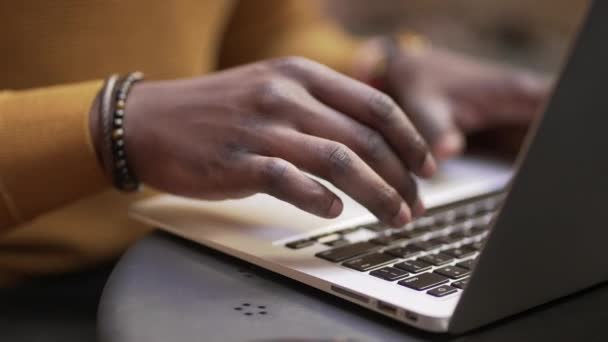 Молодий Чорношкірий Африканський Підприємець Працює Допомогою Ноутбука — стокове відео