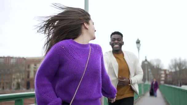 年轻女子牵着男人的手跑在一起 — 图库视频影像