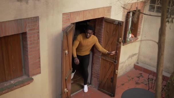 Joven Hombre Negro Cerrando Puerta Principal Casa Africano Cierra Puertas — Vídeos de Stock