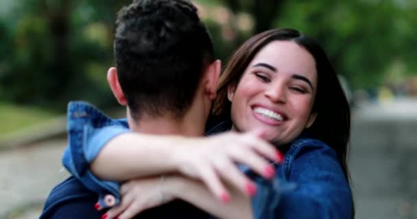 Femme Embrassant Petit Ami Aimant Relation Bienveillante Réunion Couple — Video
