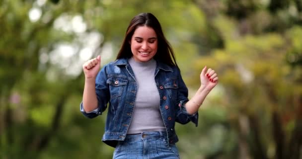 Ευτυχισμένη Νεαρή Γυναίκα Γιορτάζει Την Επιτυχία Της Χορεύοντας Έξω Στο — Αρχείο Βίντεο