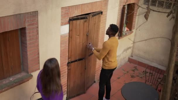 Jong Duizendjarig Interraciaal Paar Aankomen Thuis Openen Voordeur Het Invoeren — Stockvideo